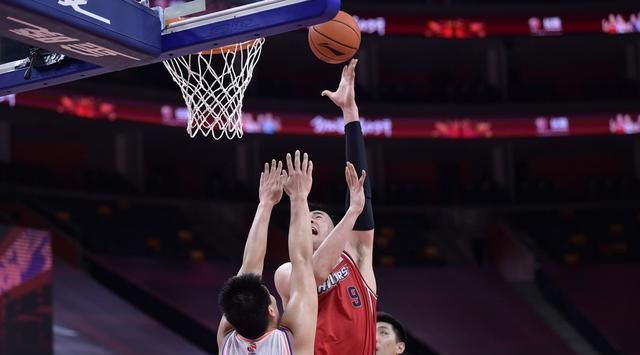 欧篮联赛程吃紧，深圳男篮赛前手感冰凉，气氛紧张，身体对抗强度拉满(国际男篮对抗赛赛程)