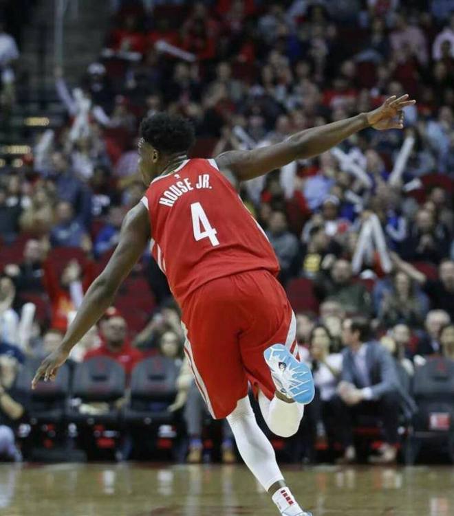 包含社区盾国际比赛日再迎强敌，休斯敦火箭手感冰凉，主帅态度——气氛紧张，高层口径保持一致的词条