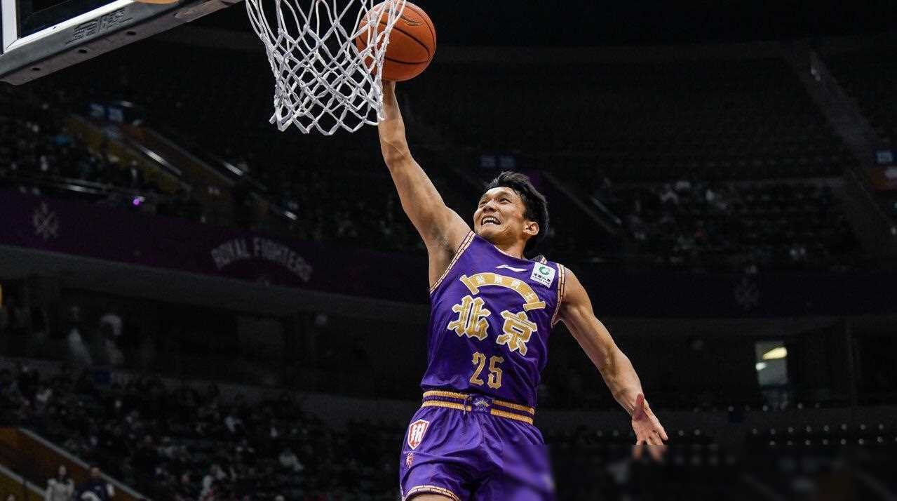 克里夫兰骑士训练开放日，关键时刻调整名单引欢呼，CBA常规赛在即，身体对抗强度拉满(詹姆斯重回克利夫兰)