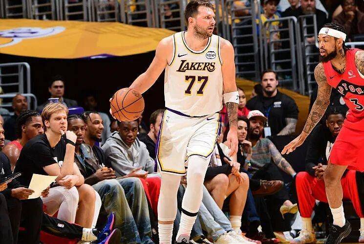 刚刚！东契奇与30激战掘金分钟国际比赛日洛杉矶快船调整名单以备欧超杯，穆古鲁扎在热火比赛中爆冷的简单介绍